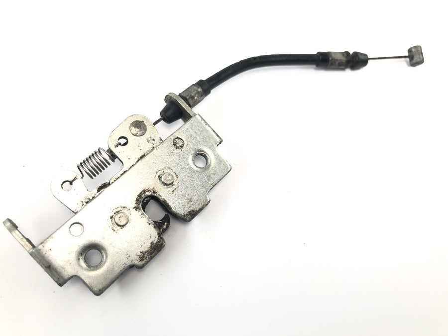 Yamaha MT 03 RM02 [2007] - Parafuso de trava do assento travando o assento com cabo Bowden