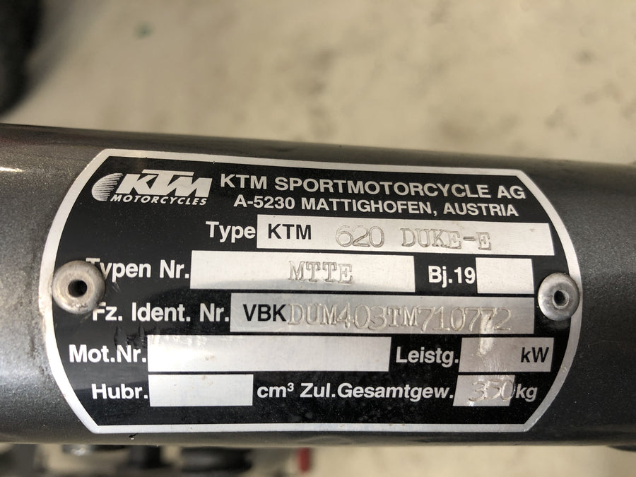 KTM LC4 DUKE 620 E [1996] - quadro com papéis