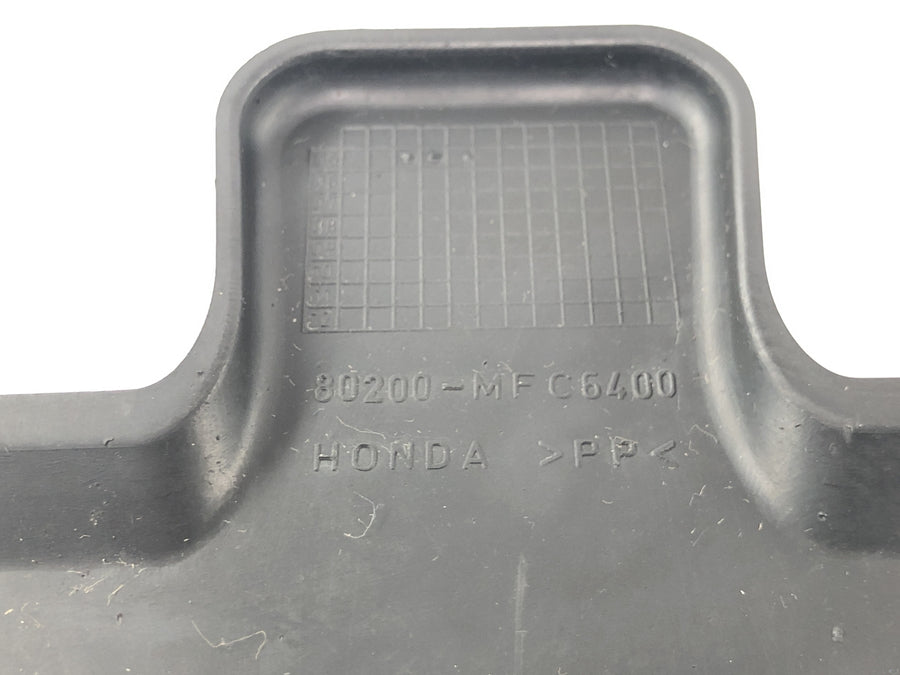 Honda FMX 650 RD12 [2006] - Proteção contra respingos no painel interno da subestrutura traseira
