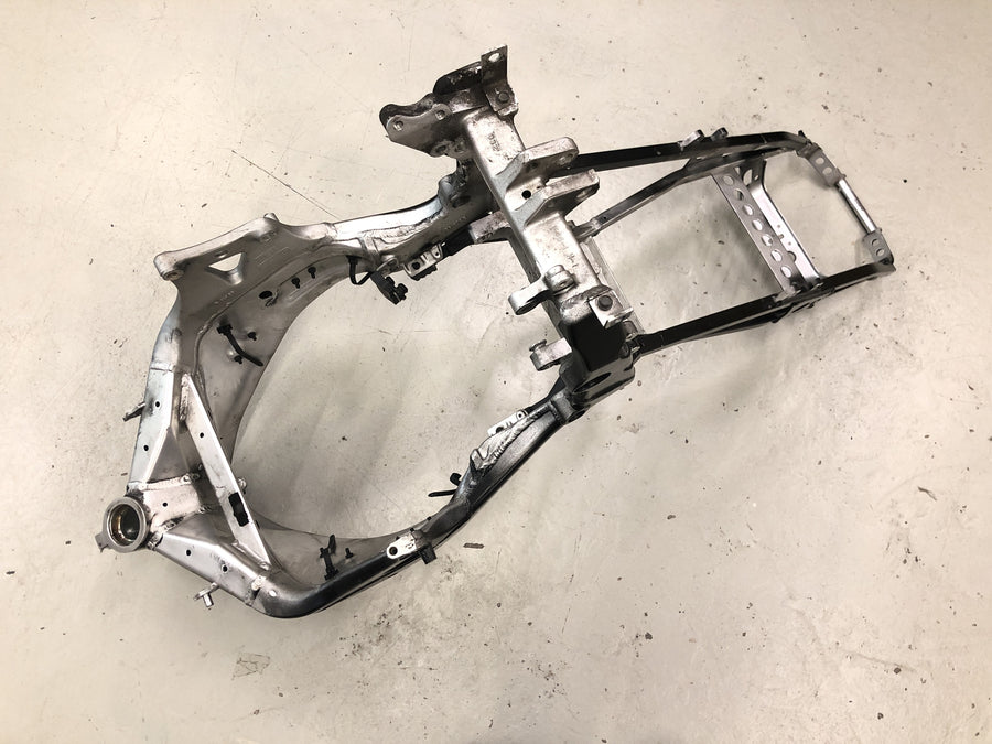 Yamaha YZF R1 RN04 [2001] - Quadro chassi principal com papéis