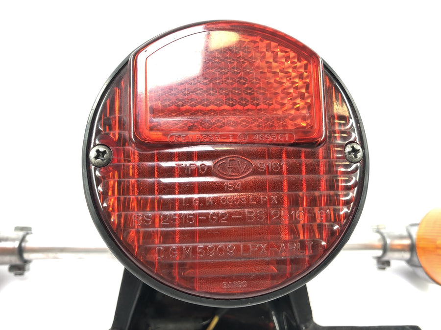 Moto Guzzi V7 Special [1971] - Luz traseira com indicadores e gravação de placas
