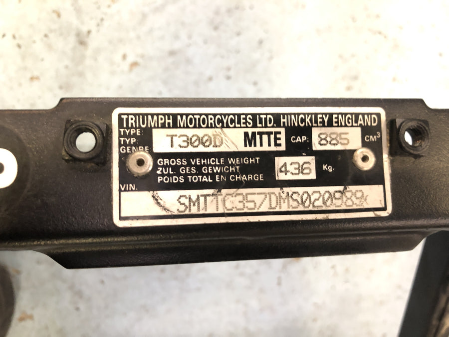 Triumph Daytona 900 T300D [1996] - Estrutura principal com documento de matrícula do veículo