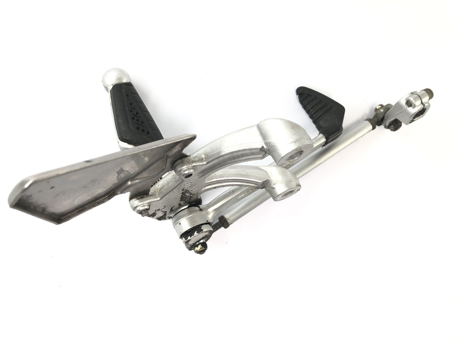 Benelli TNT 1130 [2009] - Sistema de apoio para os pés esquerdo do motorista com engate de mudança.