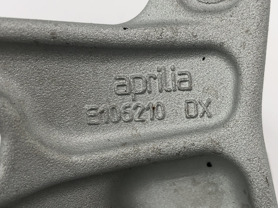 Aprilia RSV 1000 R [2004] - Apoios para os pés do passageiro com suporte do sistema de apoio para os pés traseiro esquerdo e direito