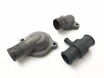 Triumph Daytona 955i T595N [2003] - Flange de água de resfriamento da caixa de termostato - 0