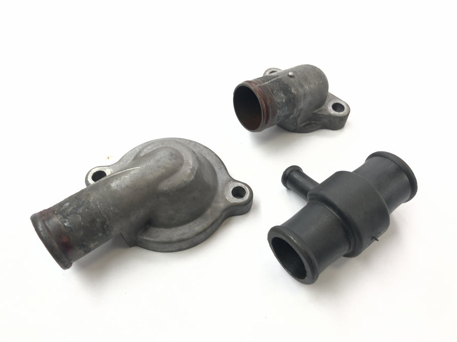 Triumph Daytona 955i T595N [2003] - Flange de água de resfriamento da caixa de termostato