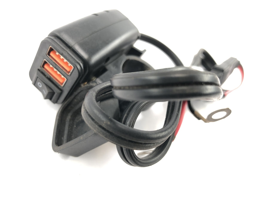 Yamaha XV 1600 Wild Star VP08 [2002] - Tomada de carregamento USB Tomada USB dupla