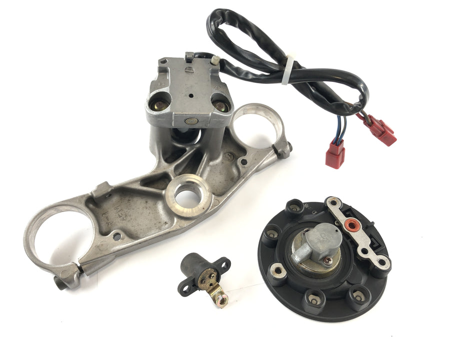 Yamaha YZF 750 R 4HN [1996] - Locksmith com ponte de garfo acima da tampa do tanque de trava de ignição e trava de assento