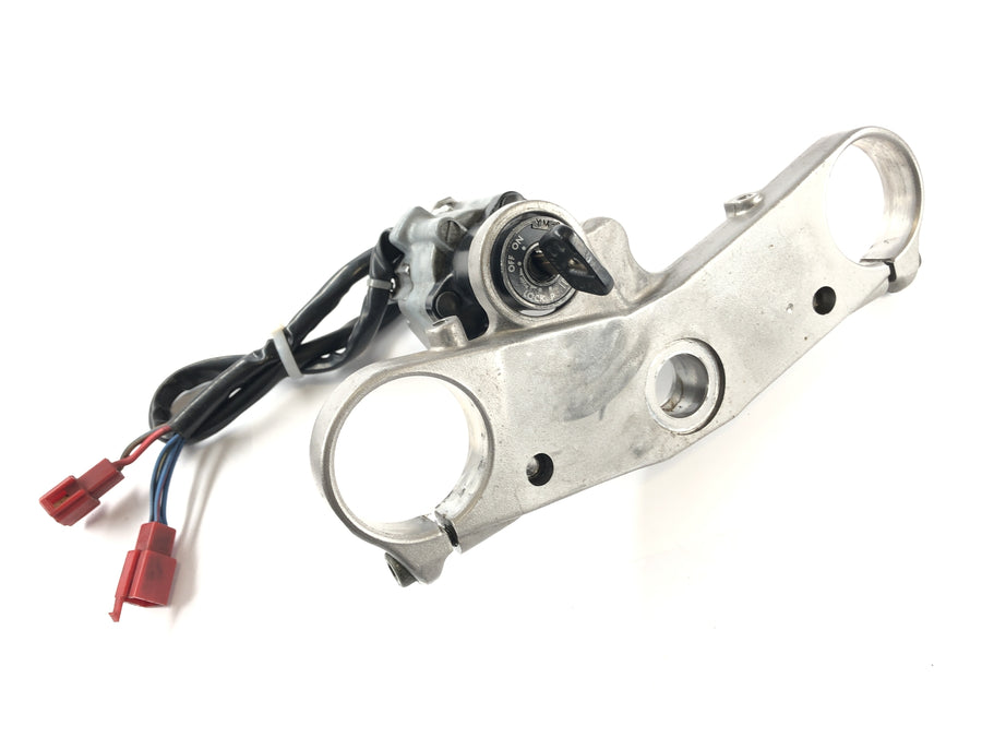 Yamaha YZF 750 R 4HN [1996] - Locksmith com ponte de garfo acima da tampa do tanque de trava de ignição e trava de assento
