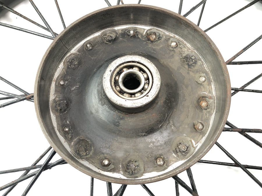 DKW NZ 250 [1938] - Roda dianteira com raios e cubo.