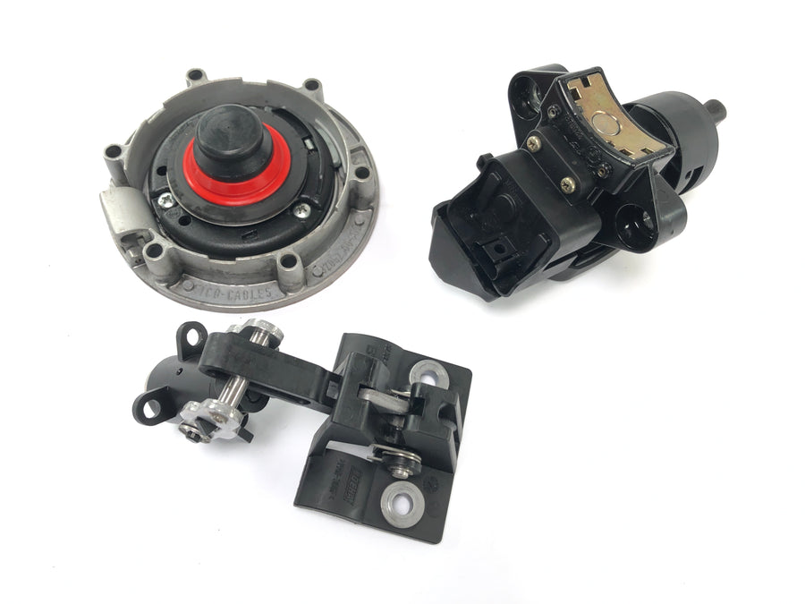 BMW R 1200 ST R1ST [2006] - Locksmith preenchendo fechamento abaixo do conjunto de trava da tampa do tanque de trava