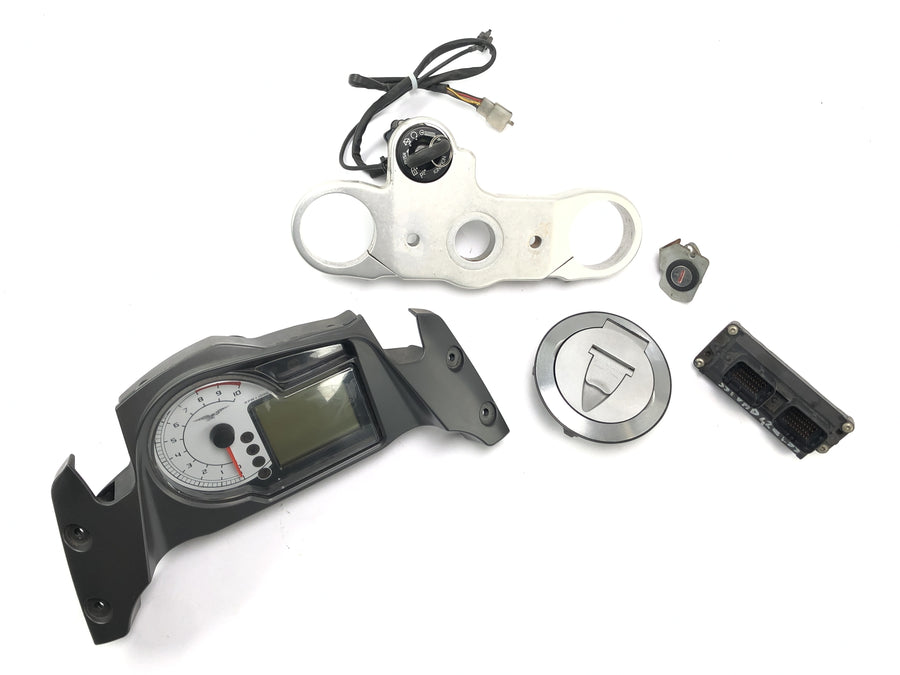 Moto Guzzi Stelvio 1200 4V [2009] - Ferralheiro com trava de tanque da unidade de controle do velocímetro e ponte de garfo acima