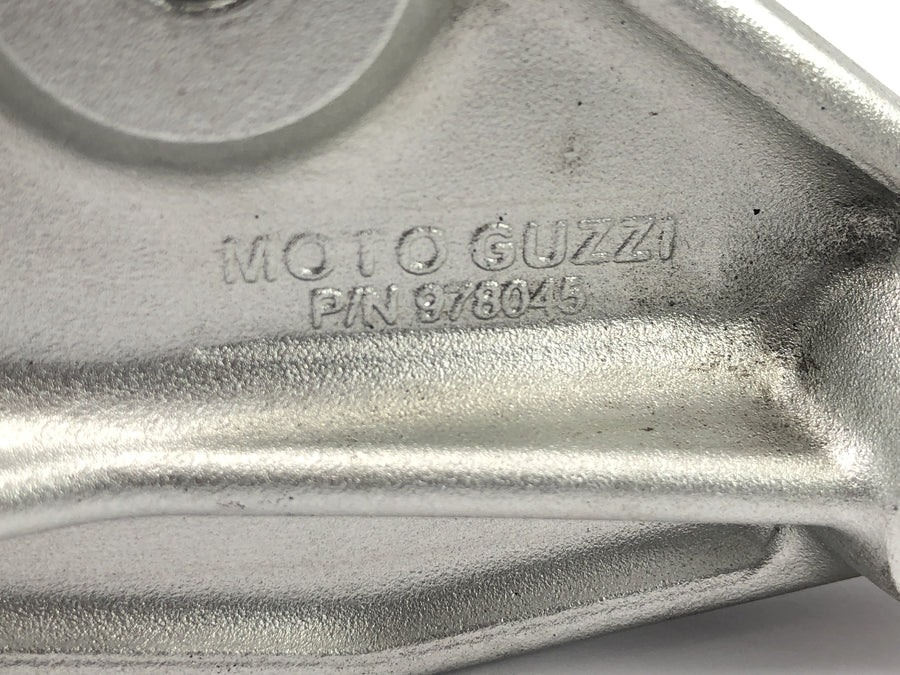 Moto Guzzi Stelvio 1200 8V [2016] - sistema de apoio para os pés esquerdo, apoio para os pés do motorista e apoio para os pés do passageiro com suporte