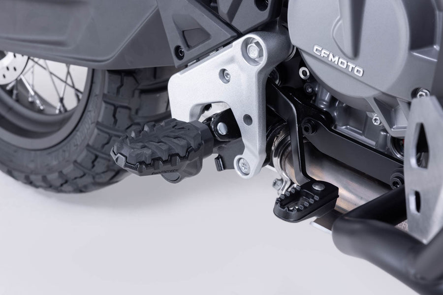 CFMOTO 800 MT-X [2025-2026] - Conjunto de apoios para os pés EVO, versão FRS.10.112.10000/B – foto 2
