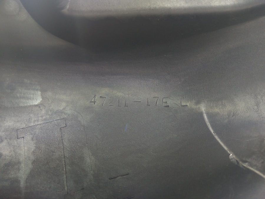 Suzuki GSX -R 750W GR7BA - Parte lateral de revestimento na parte traseira à esquerda com crack