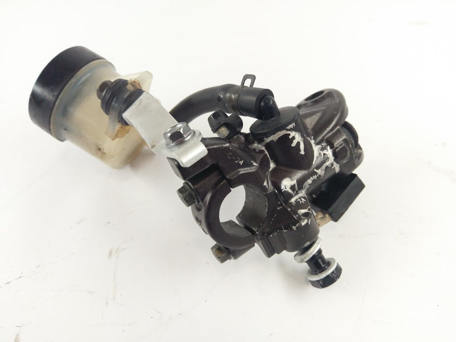 Honda CBR 1000 RR SC57 [2004] - Vista frontal da bomba de embreagem