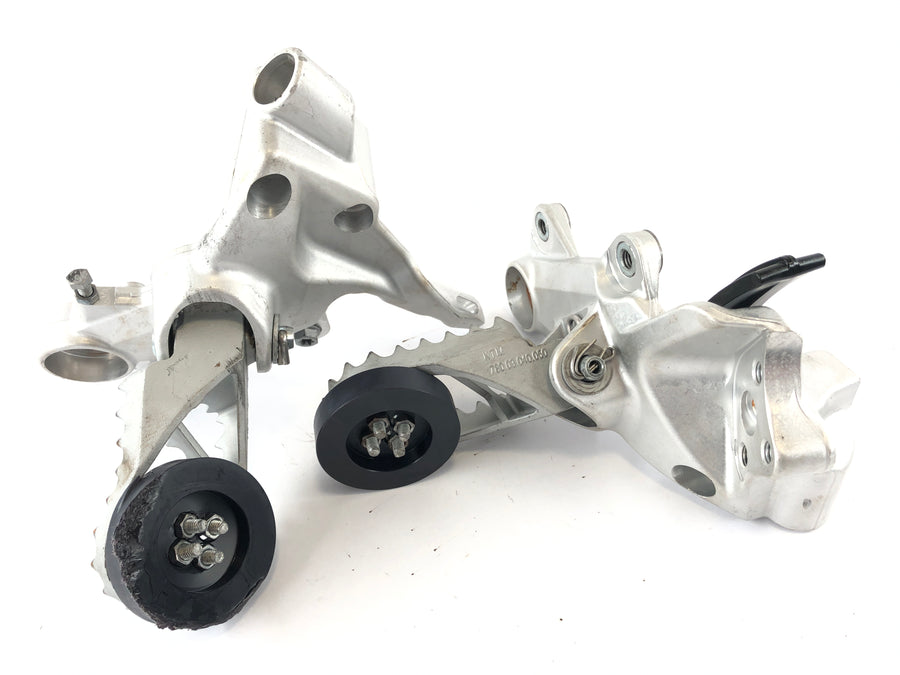Husqvarna 701 Supermoto [2019] - Arete de pé de condução direita e esquerda com o suporte