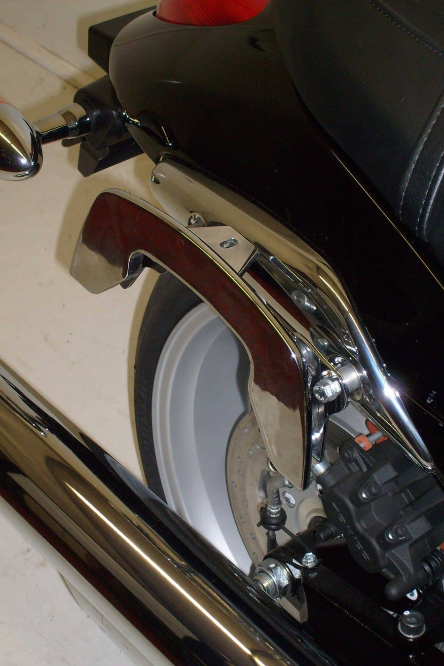Suzuki M 1800 [2006-2012] - Vista detalhada do suporte lateral C-Bow