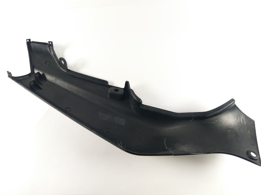 Suzuki GSX -R 750W GR7BA - Parte lateral de revestimento na parte traseira à esquerda com crack