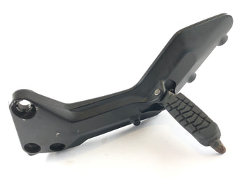 Husqvarna Vitpilen 401 [2021] - Placa de apoio para os pés à esquerda com o motorista do motorista