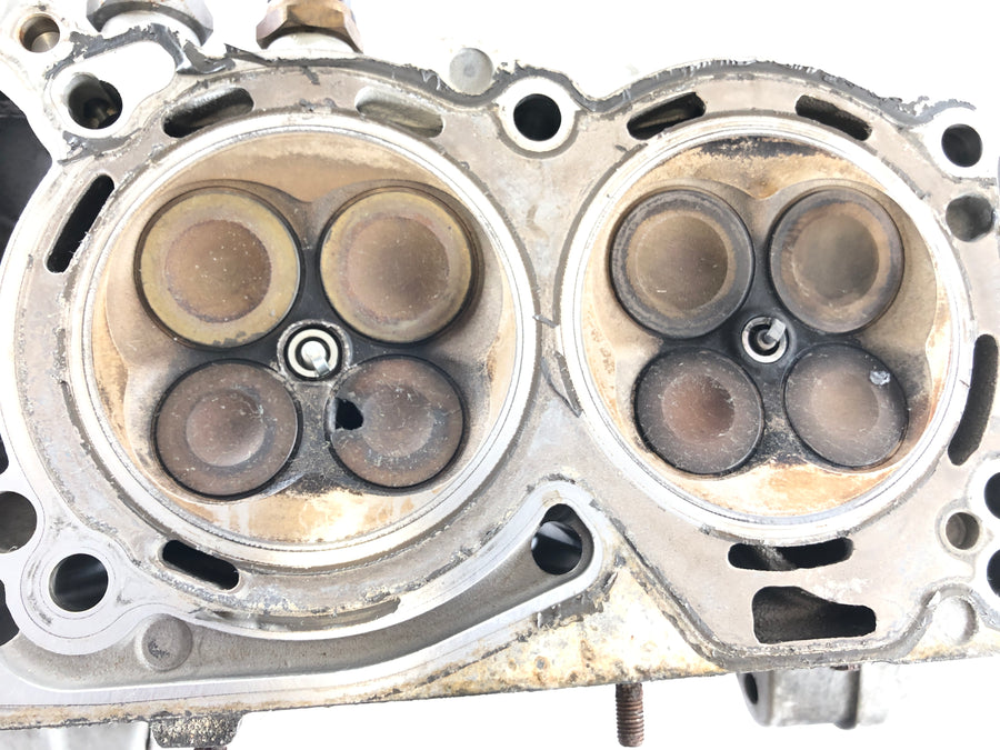 BMW F 800 S [2007] - Cabeça do cilindro para revisar a válvula com defeito